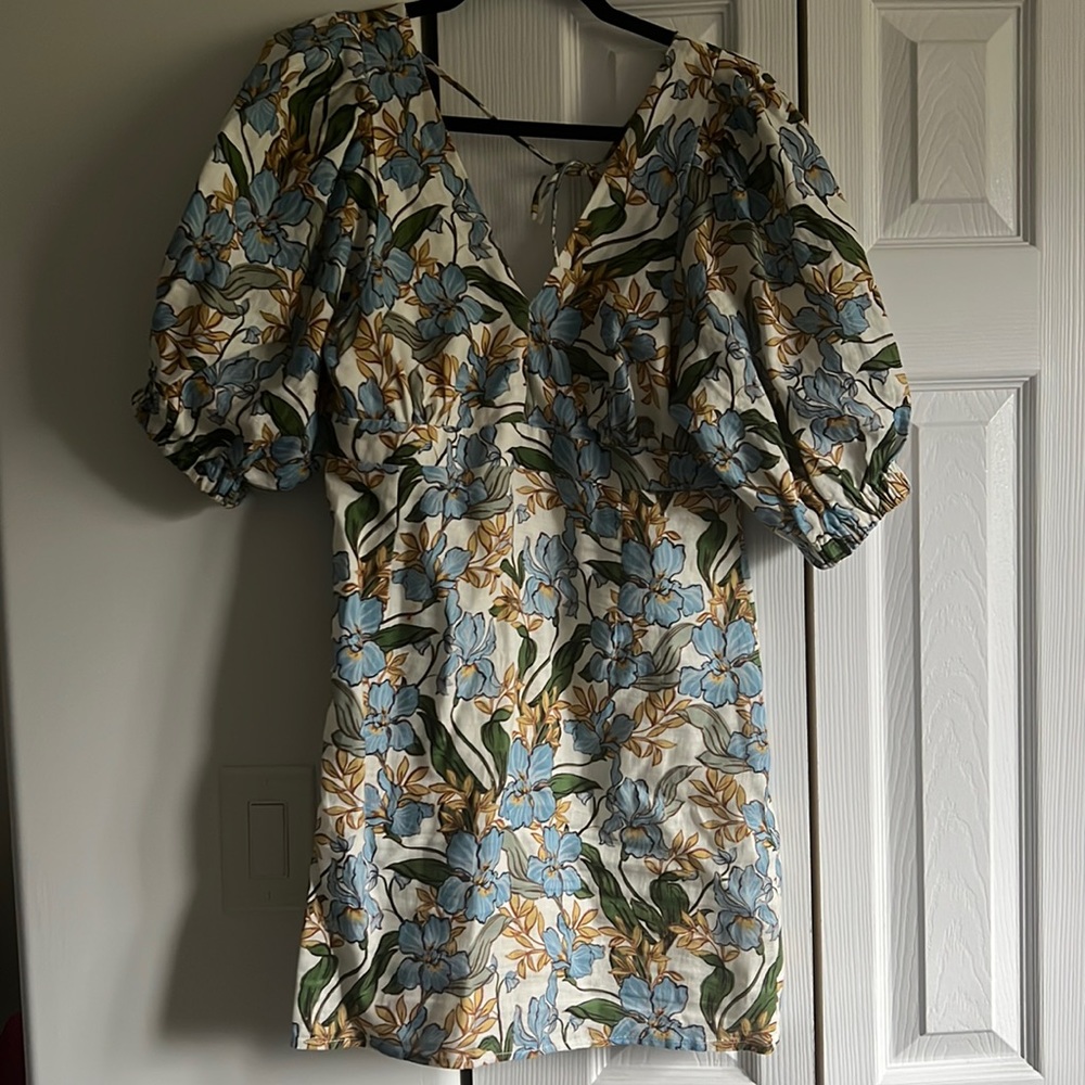 AMALIE THE LABEL - LINEN PUFF SLEEVE OPEN BACK BODYCON MINI DRESS IN IRIS FLORAL
